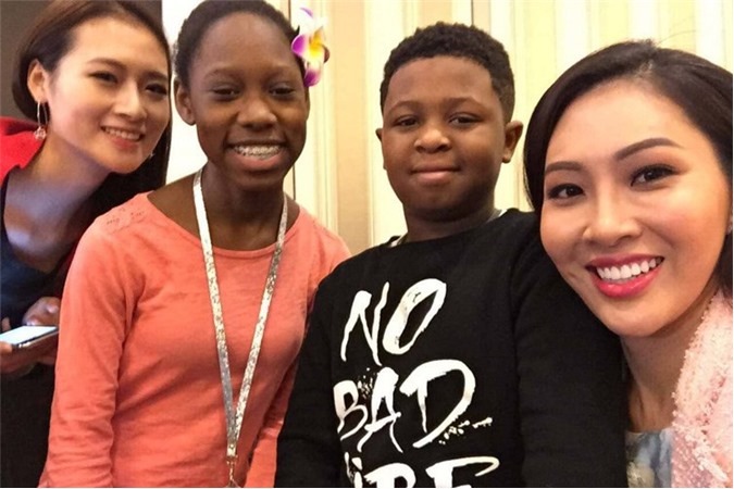 Thủy Tiên "vỗ về" Công Vinh, Diệu Ngọc tặng quà Noel cho trẻ nhỏ