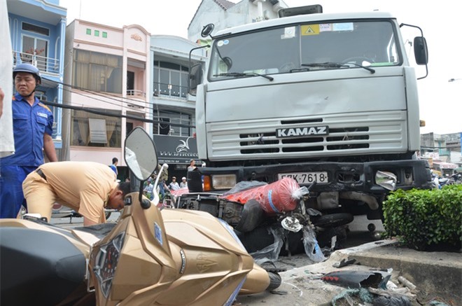 Xe bồn nổ lốp cày tung dải phân cách, hất văng 3 xe máy