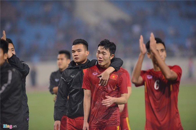 Xuân Trường bật khóc nức nở, được đồng đội dìu khỏi sân