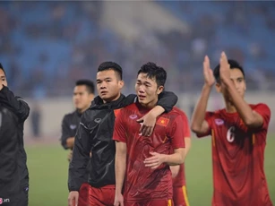 Xuân Trường bật khóc nức nở, được đồng đội dìu khỏi sân