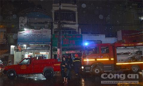 Cháy cửa hàng phụ kiện đồ cưới ở Sài Gòn, cư dân hoảng loạn