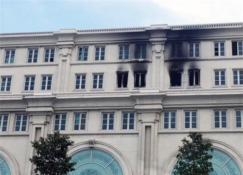 Cháy nhà trên phố đi bộ Nguyễn Huệ, nhiều người hốt hoảng