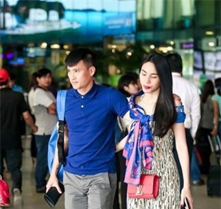 Công Vinh - Thủy Tiên đượm buồn ở sân bay 