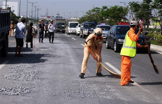 Cảm kích CSGT quét dọn, thu gom đá dăm trên đại lộ 