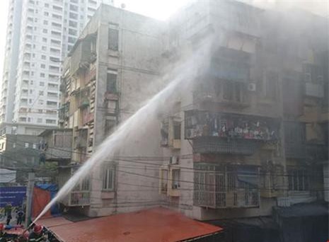 Hà Nội: Cháy dữ dội tại khu tập thể cũ trên đường Láng Hạ 