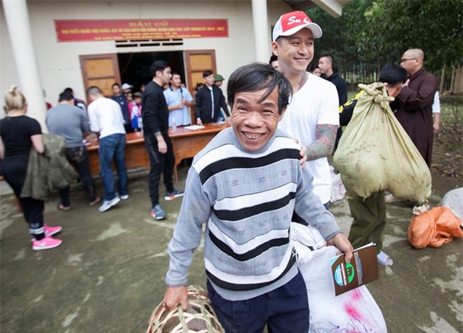 Tuấn Hưng kêu gọi quyên góp hơn 1 tỷ đồng cho bà con miền Trung