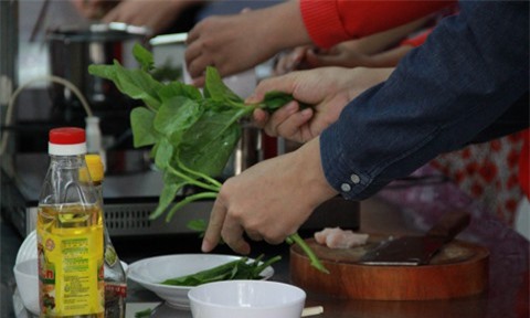 Bác sĩ xuống bếp "chỉ chiêu" nấu cháo dinh dưỡng cho bé