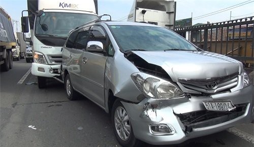 Đi ăn tiệc thôi nôi, 6 người trong gia đình bị xe tải tông suýt chết