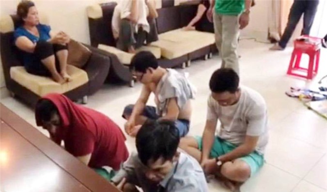 Nhiều "con bạc" bị bắt trong sòng bạc có mật khẩu ở Sài Gòn