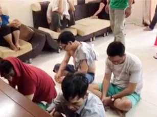 Nhiều "con bạc" bị bắt trong sòng bạc có mật khẩu ở Sài Gòn