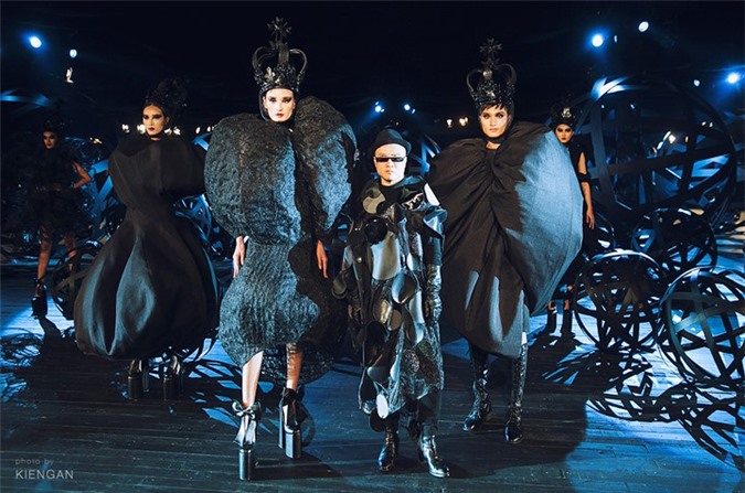 Những mẫu “đen” huyền bí trong show diễn của NTK Đỗ Mạnh Cường