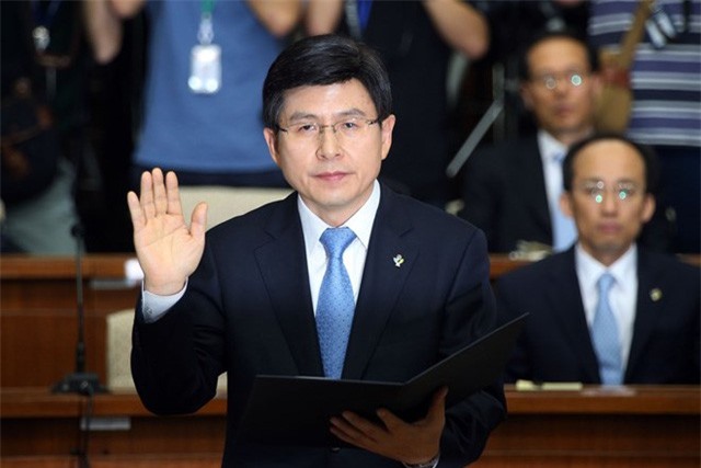 Quyền Tổng thống Hàn Quốc Hwang Kyo-ahn trấn an người dân