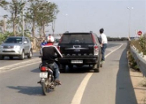 Sốc: Nam thanh niên đu bên hông xe ô tô suốt 10 km 