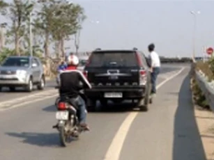 Sốc: Nam thanh niên đu bên hông xe ô tô suốt 10 km