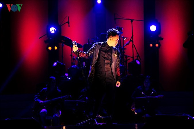 Tùng Dương chinh phục khán giả tại đêm nhạc "Giao thoa"