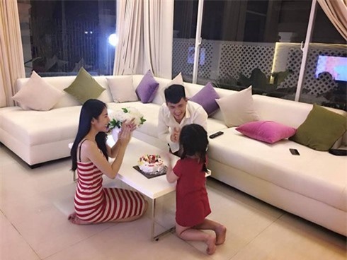 Công Vinh đón tuổi mới bên bà xã Thủy Tiên và con gái