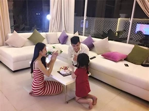 Công Vinh đón tuổi mới bên bà xã Thủy Tiên và con gái