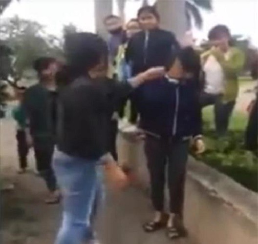Nữ sinh nghi đánh ghen tát liên tiếp vào mặt bạn