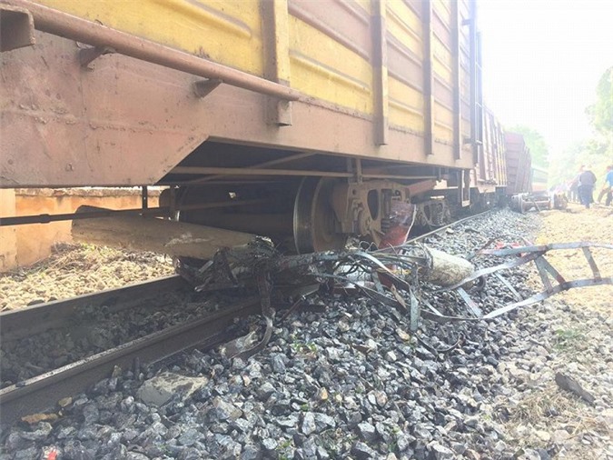 Hà Nội: 7 toa tàu trật khỏi đường ray, nghiền nát cột điện