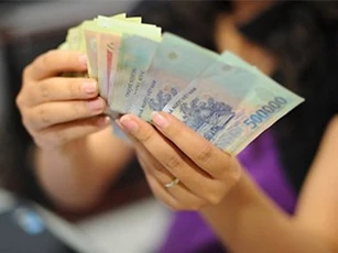 Ngân hàng đầu tiên công bố mức thưởng Tết năm 2017