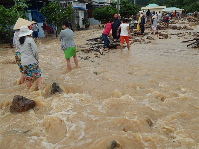 Vỡ kênh, nhà sập, Nha Trang tê liệt vì lũ