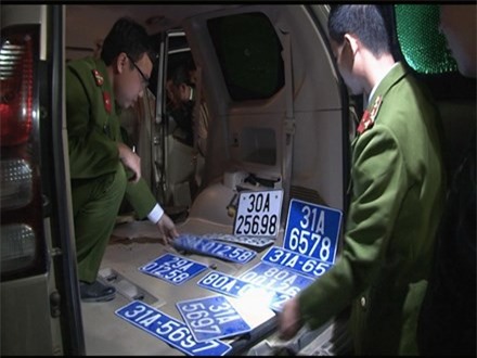 "Xế sang" dùng biển xanh giả vận chuyển hơn 400kg tê tê trái phép