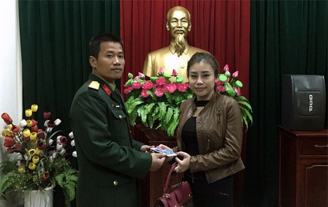 Trung úy dùng "võ hiểm" quật ngã 2 tên cướp