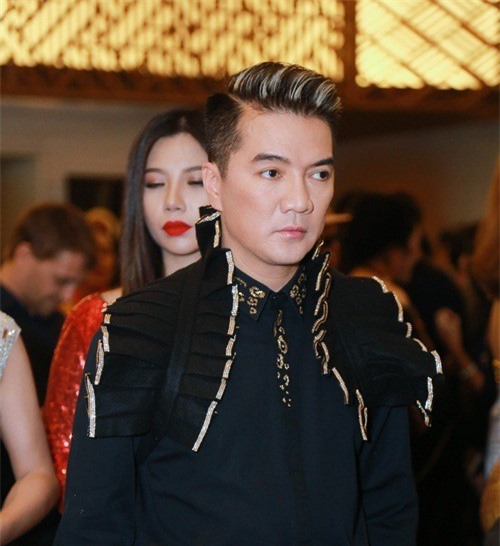 Đàm Vĩnh Hưng không giấu nổi buồn rầu vì mẹ nợ nần