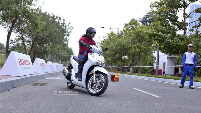 Honda SH300i 2016 ấn tượng với khả năng vận hành