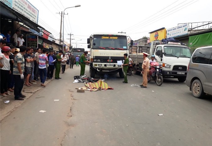 Mẹ gào khóc ôm thi thể con gái 13 tuổi bị xe ben cán tử vong 