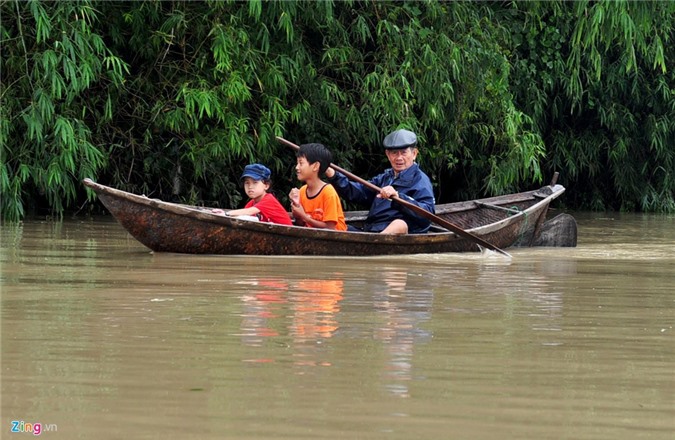 Nghẹn lòng nhìn mưa lũ tàn phá miền Trung
