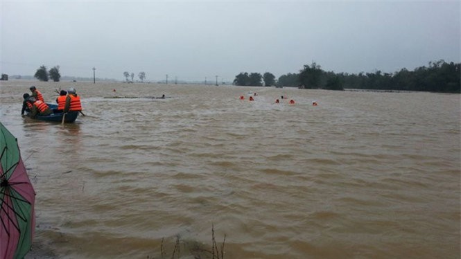 Chạy xe máy chở chị gái về nhà, người đàn ông bị lũ cuốn trôi