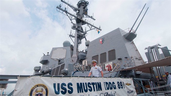 Khu trục hạm USS Mustin của Mỹ cập cảng Cam Ranh