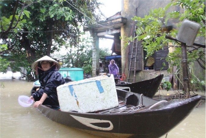 Mưa lũ miền Trung: Nhiều khu vực bị cô lập trong nước lũ
