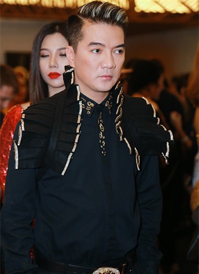 Sau scandal tố mẹ ruột, Đàm Vĩnh Hưng mắt đượm buồn đi diễn