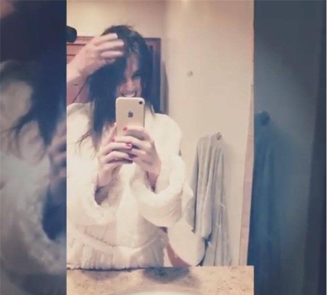 Tin đồn yêu tỉ phú Hoàng Kiều, Ngọc Trinh khoe bạn trai sấy tóc