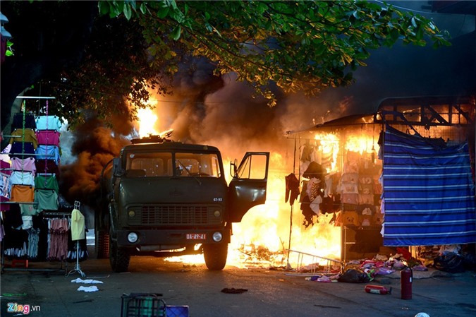 Cây xăng bốc cháy giữa Sài Gòn, khói đen bao trùm cả khu vực