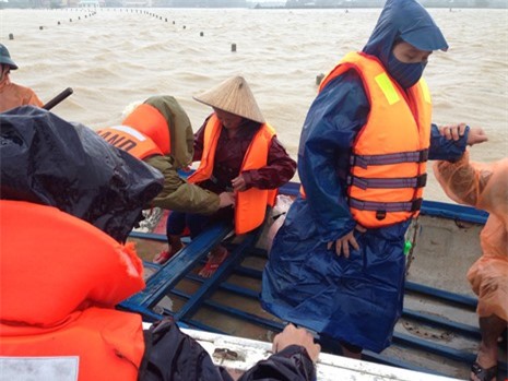 Công an Quảng Nam vượt lũ dữ chở thai phụ đi sinh