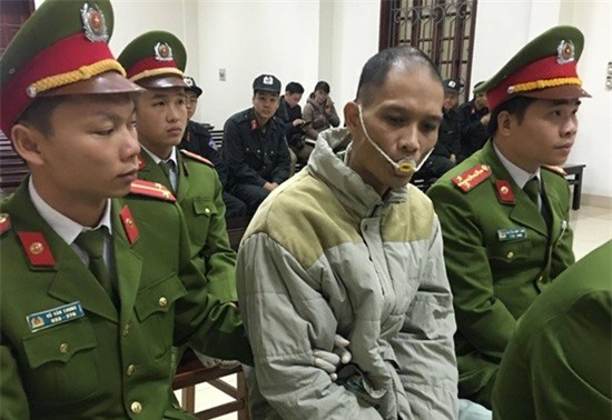 Doãn Trung Dũng hầu tòa, đeo vật dụng chống cắn lưỡi