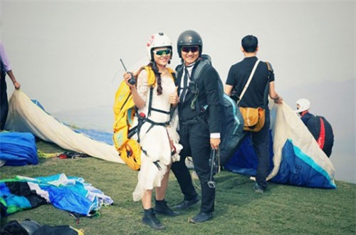 Màn rước dâu bằng dù lượn ấn tượng trên bầu trời Hà Nội