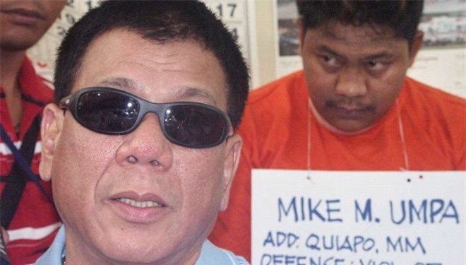 Ông Duterte lái xe truy sát tội phạm