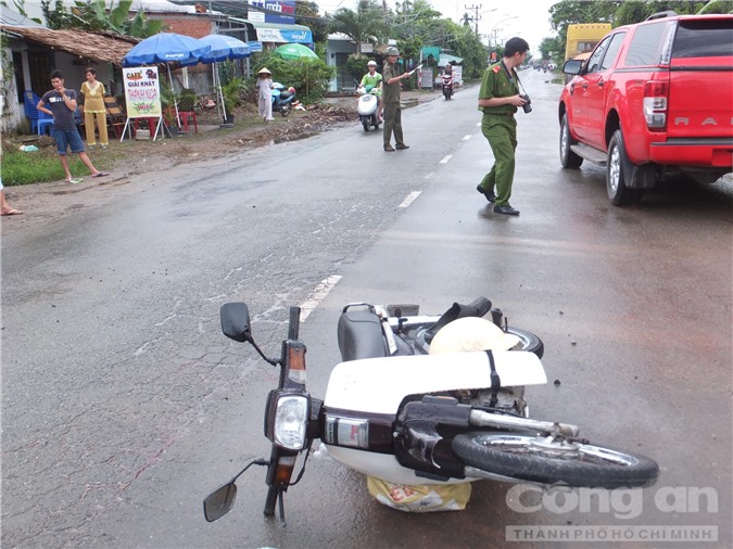 Đang đi trên đường, nam thanh niên tự ngã xe tử vong