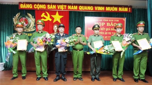 Khen thưởng các đơn vị bắt được kẻ trốn truy nã, bắn công an 