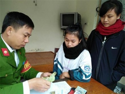 Nhặt được gần 10 triệu đồng, 2 nữ sinh tìm người trả lại