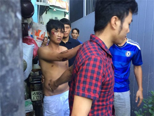 Thanh niên nghi ngáo đá lao vào nhà dân cố thủ suốt đêm