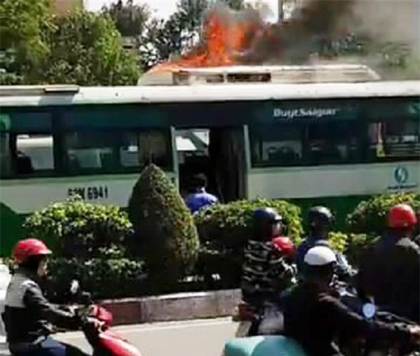 Xe buýt đang chạy bỗng nhiên bốc cháy giữa phố Sài Gòn