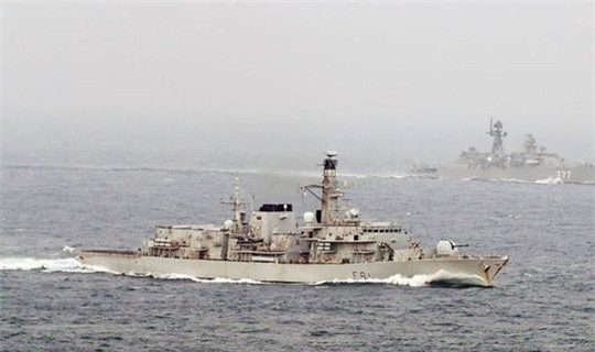 Chiến hạm NATO kè sát tàu khu trục Nga ở vùng biển Anh