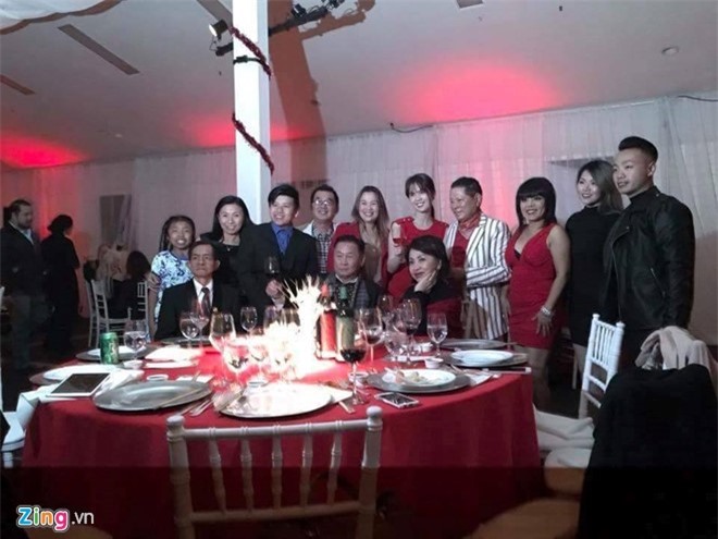 Diện đồ đôi, Ngọc Trinh ra mắt gia đình tỷ phú Hoàng Kiều tại Mỹ