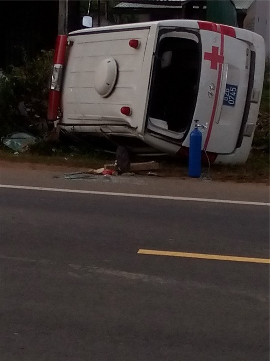 Lật xe cứu thương, 1 người chết 5 người bị thương