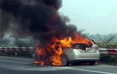 Ôtô cháy ngùn ngụt trên cao tốc, 5 người thoát chết trong gang tấc